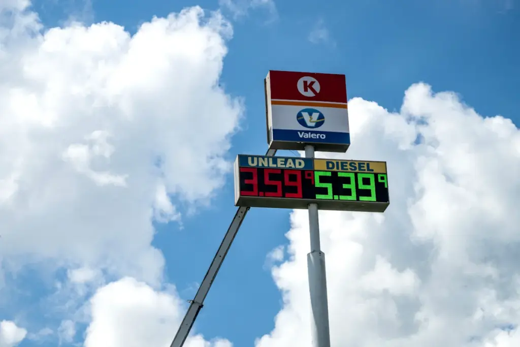 Stock market today: Dow, S&P 500, Nasdaq sink as oil prices surpass $100, Treasury yields jump