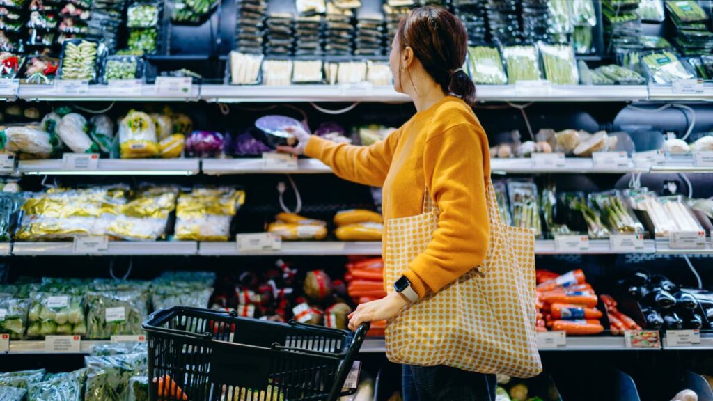 Skyrocketing gas prices can't stop U.S. holiday retail spending growth